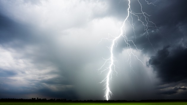 istock_61019_lightningstrike