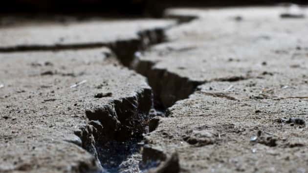 istock_71019_crackedroad