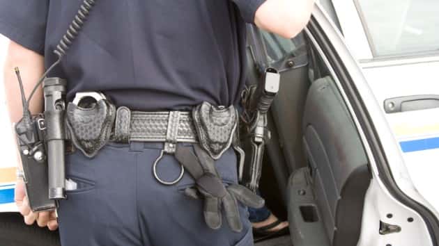 istock_82019_policeofficercar