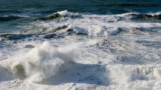 istock_10319_choppywater