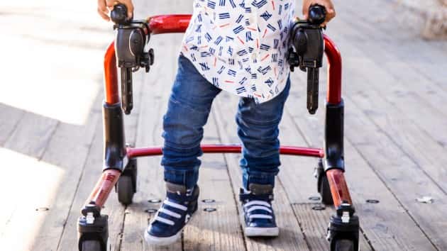 istock_10719_childwalker