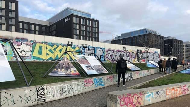 110919_sarahhucal_berlinwall