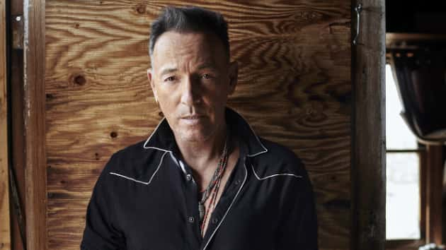 m_brucespringsteen630_holdingcowboyhat_creditdannyclinch_093019-2