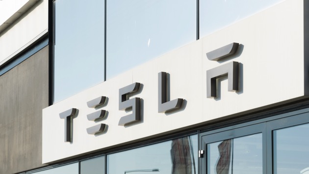 istock_112619_tesla