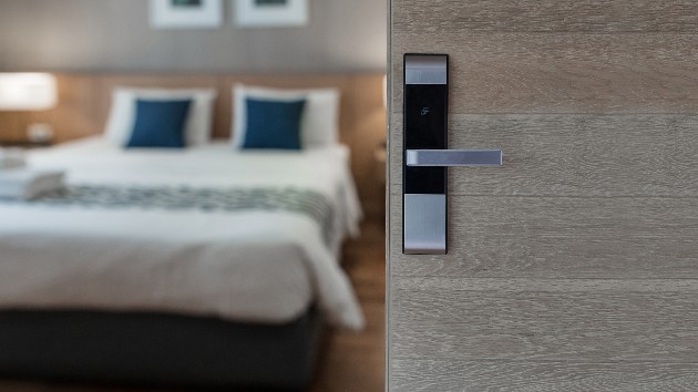 istock_121319_hotelroom