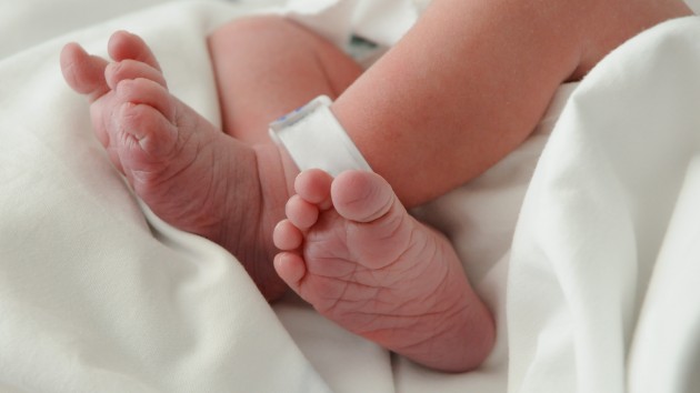 istock_123019_newbornfeet
