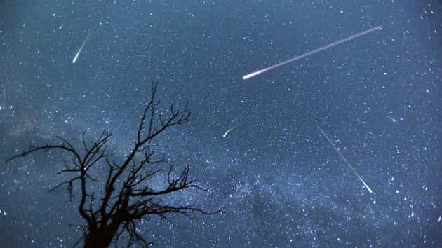istock_1320_meteorshower