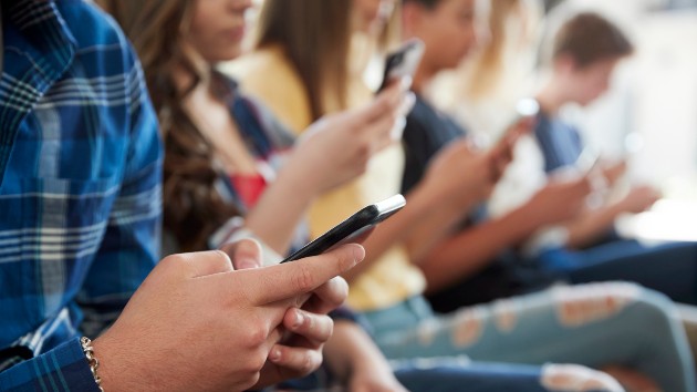 istock_11020_teensphones