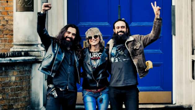 m_chrissiehyndewiththepicturebooks630_011320