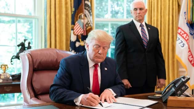wh_12920_trumpsigning
