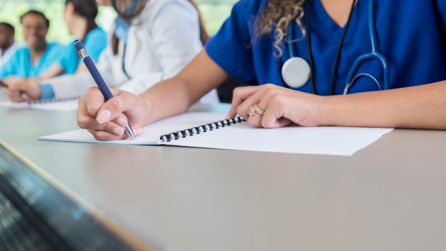 istock_12920_medicalstudent