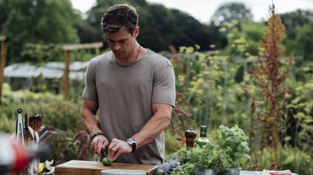 e_chris_hemsworth_cooks_01312020