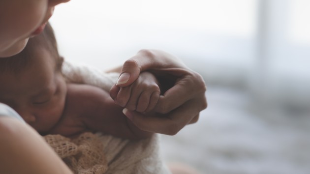 istock_2620_momnewborn