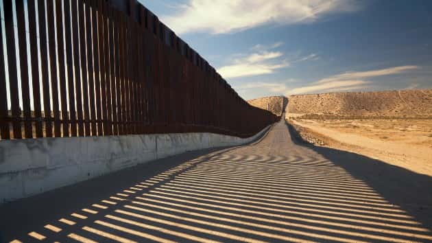 istock_21420_borderwall