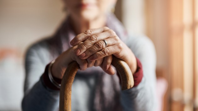 istock_31320_elderlyhands