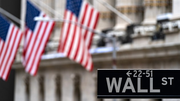 istock_31820_wallstsignflags