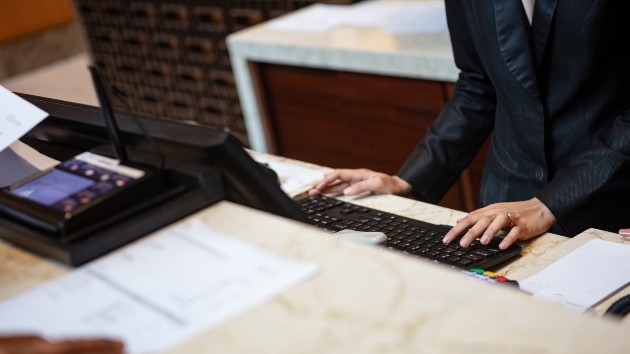 istock_31920_hotelfrontdesk