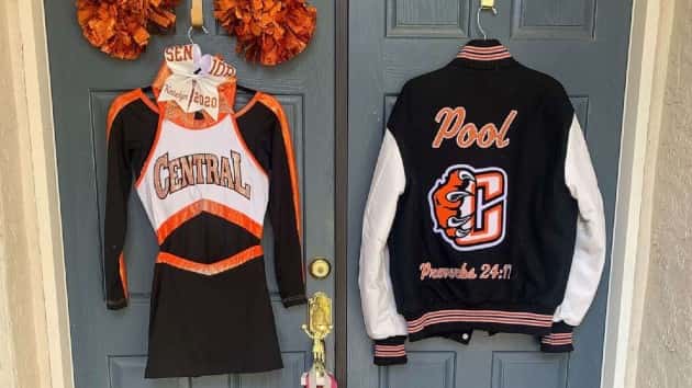 parents-decorate-doors-high-school-seniors-covid-ht-main-np-200410_hpmain_16x9_992201