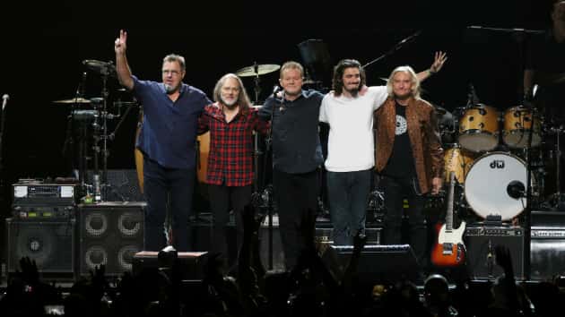 m_eagles630_onstagebow_creditronkoch_050120