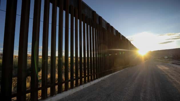 istock_52920_usmexborder