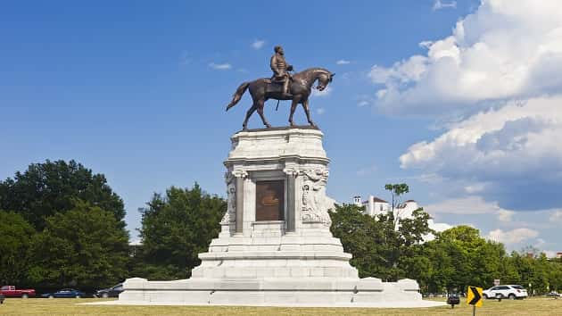 istock_060720_statue_robertelee_traveler1116