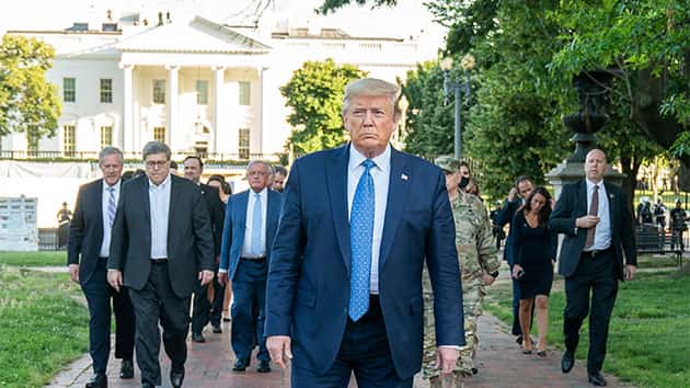 070120_trumpoutsidewh_wh