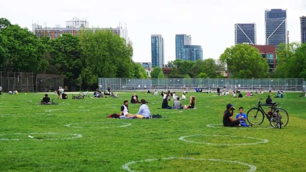 istock_7320_socialdistancingpark