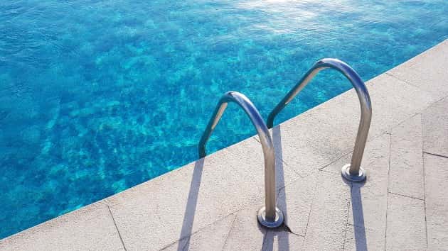 istock_7820_poolladder