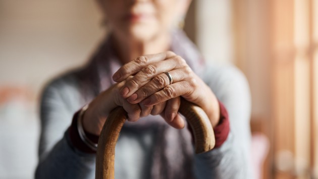 istock_7920_elderlyhands