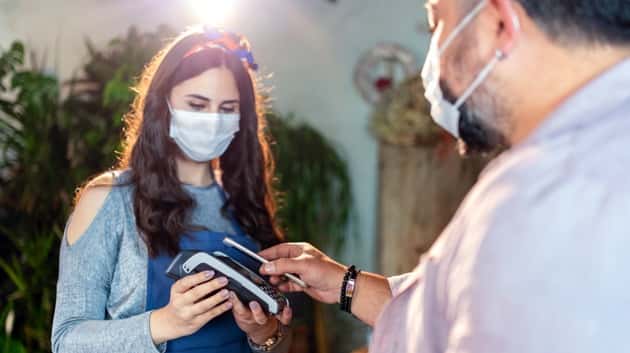 istock_071720_contactlesspayphone