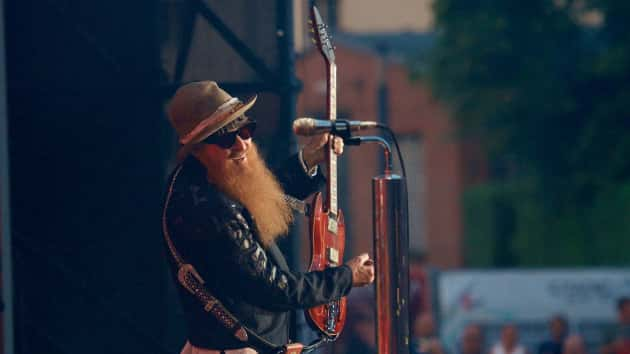 m_billygibbons630_creditblainclausen_081220