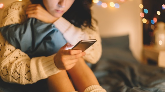istock_81920_teenonphone