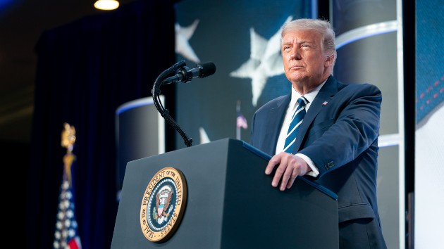 wh_9320_trumppodium