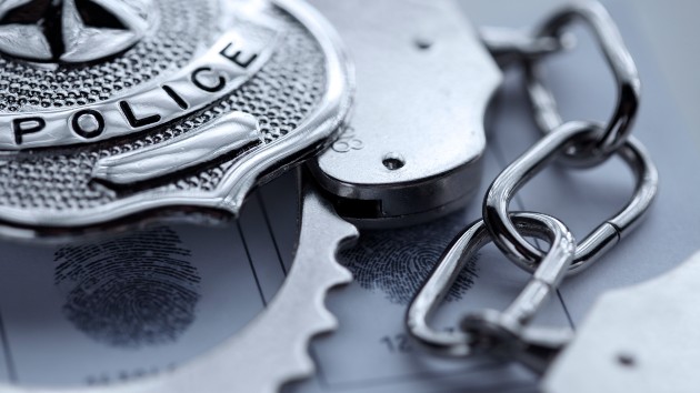 istock_9420_arrestcuffsbadge