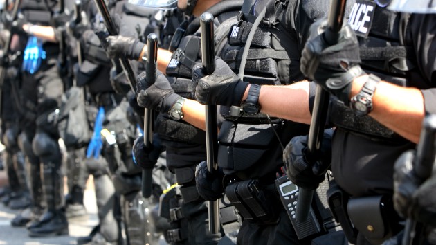 istock_9720_riotpolice