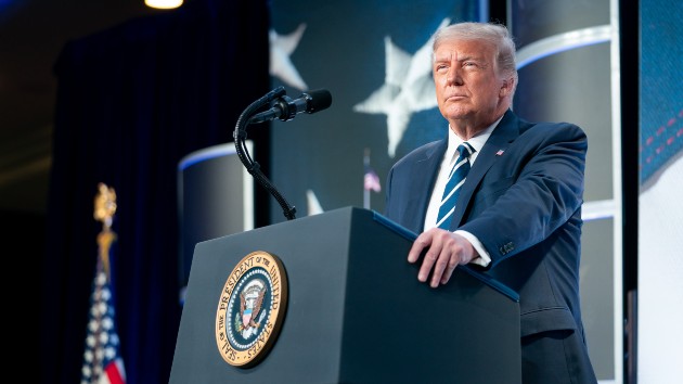 wh_9820_trumppodium