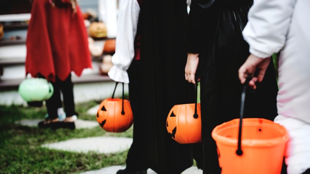 istock_9820_trickortreaters