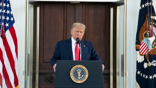 wh_92120_trumppodium