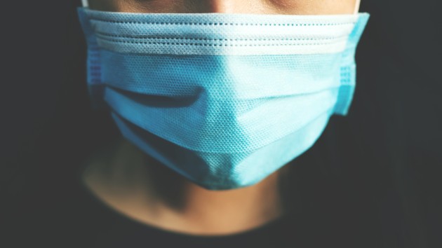 istock_10220_facemask