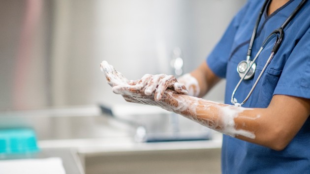 istock_101420_scrubswashinghands