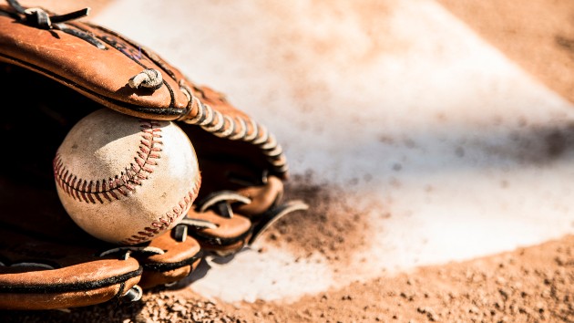 istock_11420_glovebaseball