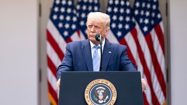 wh_11520_trumppodiumflags