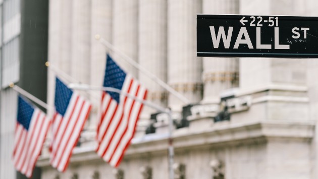 istock_11920_wallstreetflags