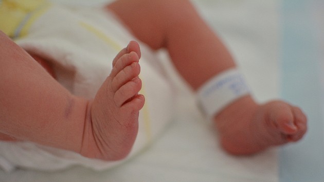 istock_111020_newbornfeet