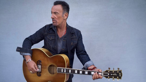 m_brucespringsteen630_withacousticguitar_creditdannyclinch_111020