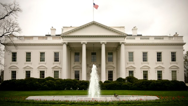 istock_121720_whitehousefountain