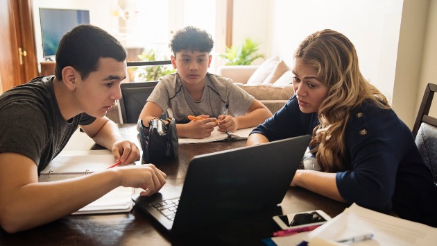 istock_123120_momhomeschooling