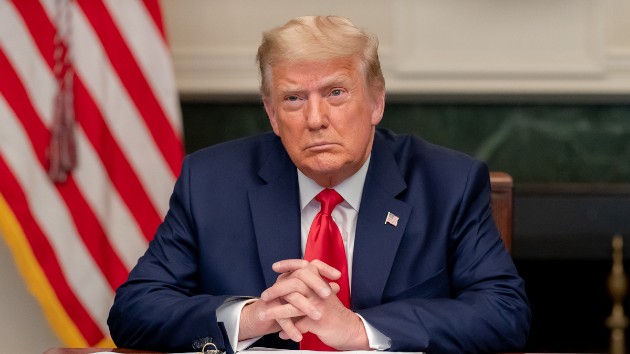 wh_1521_trumpsittingdesk