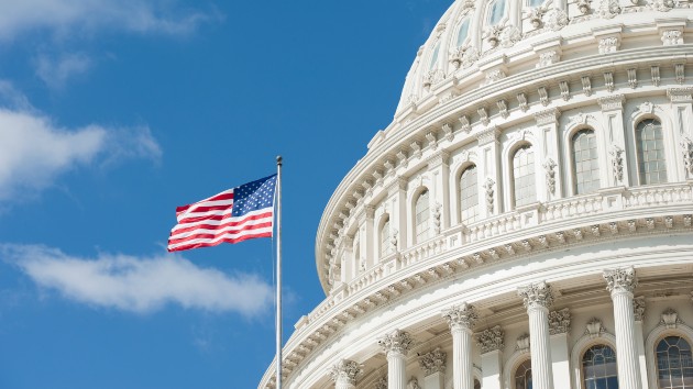 istock_11321_uscapbldgflag