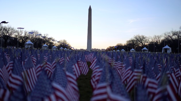 getty_12021_flagsnatlmallinaug